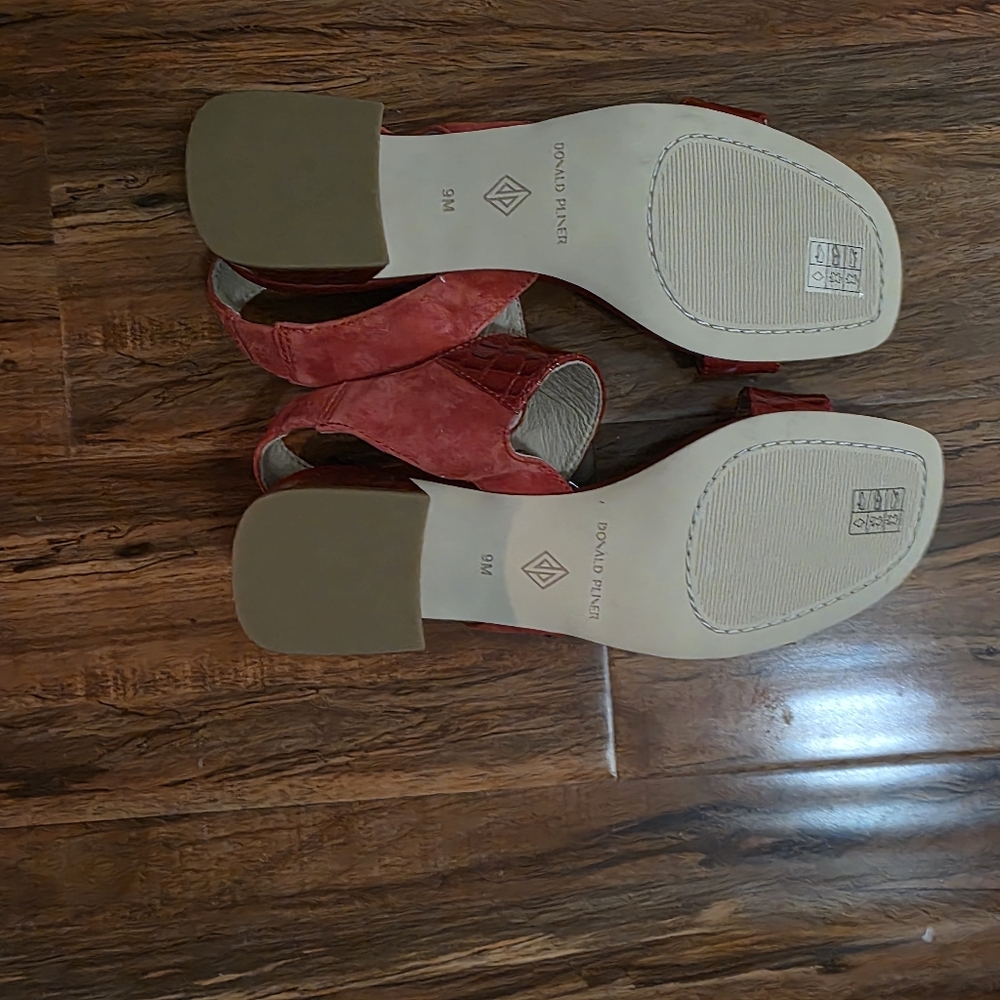 Donald Pilner Women's Vixi Sandal In Red. Size 9 Brand New. Smoke Free Home - Picture 7 of 9